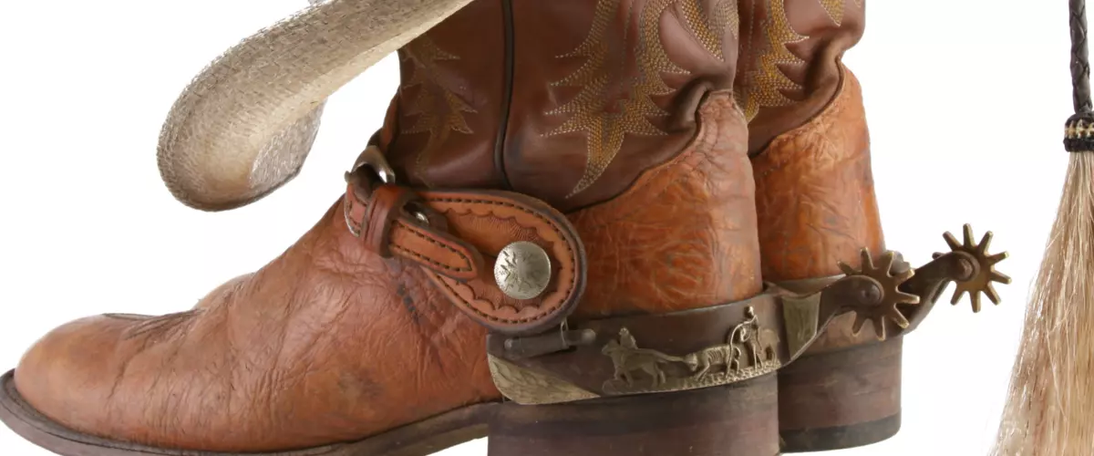 How do I properly fit and wear spurs with ridin...